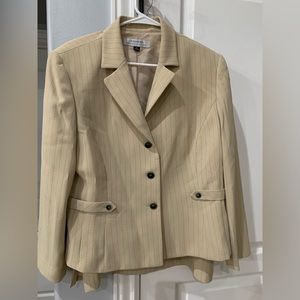 Tahari women’s beige suit coat and matching skirt size 16